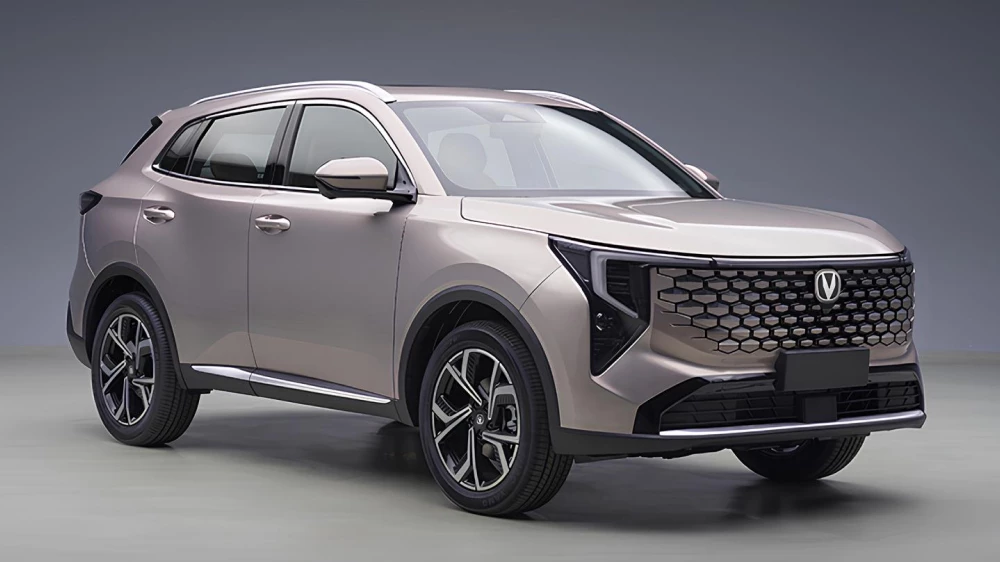 Кроссовер Changan CS55 Plus 2026 года на трассе, вид сбоку