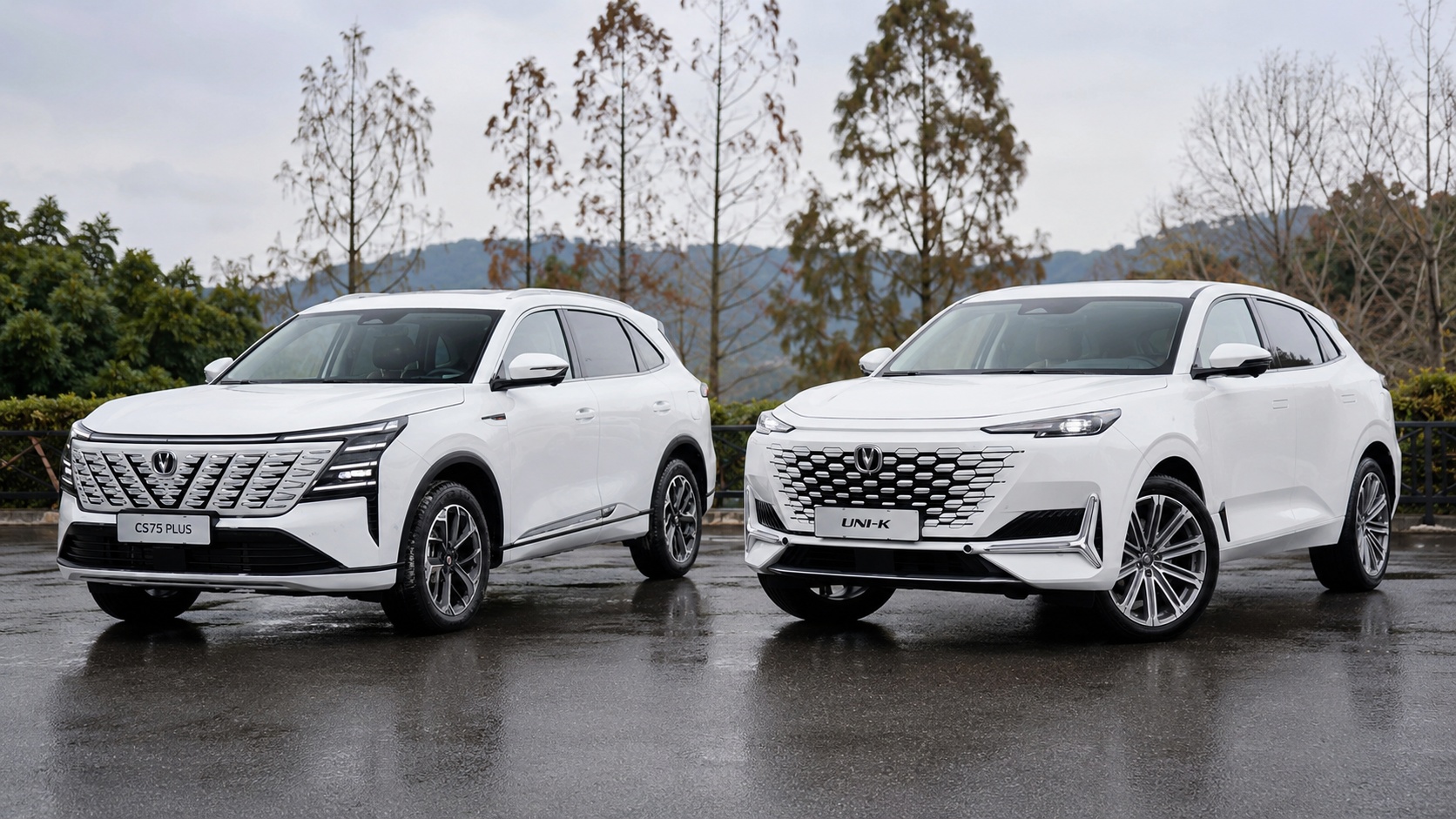 Два кроссовера Changan на мокрой городской площадке